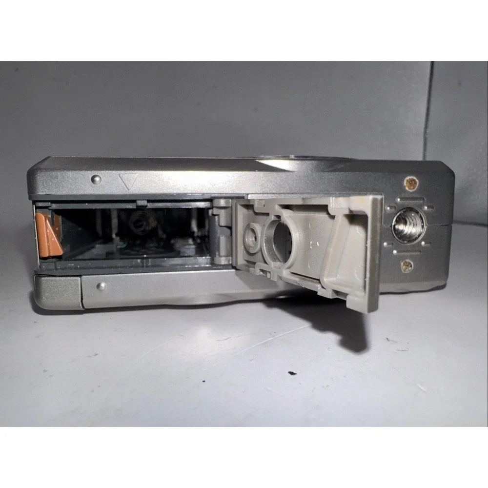 Silver Canon PowerShot ELPH S330 2.0MP Digital Untested
